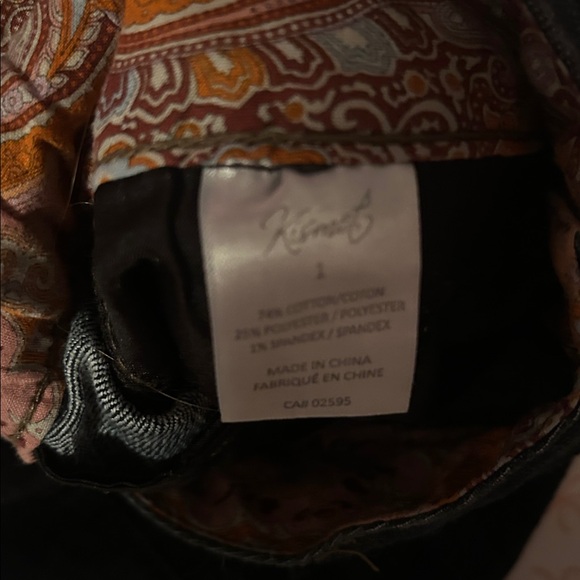 Kismet Dark Low-Rise Denim Shorts with Paisley Inner Waistband - Picture 4 of 5